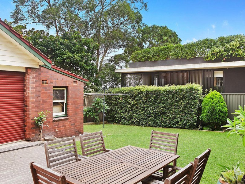 buyers agent purchase eastern suburbs beaches buyer-outside table