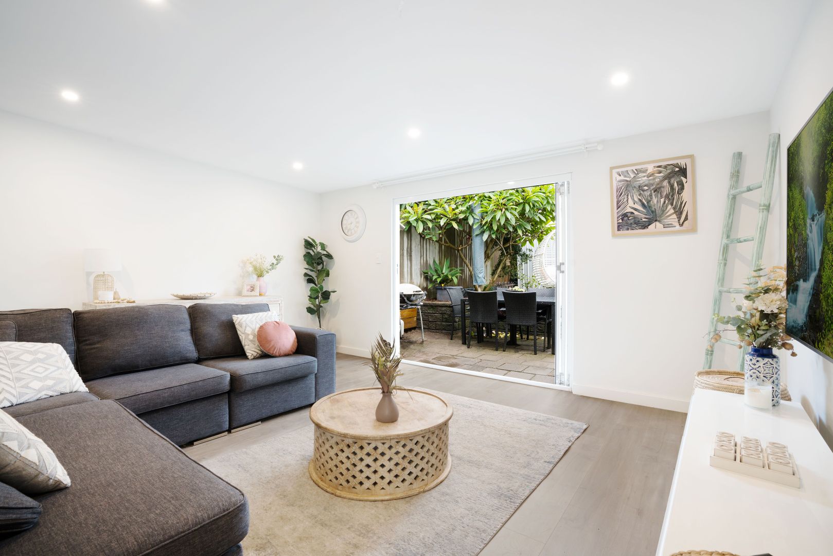 sparks st eastlakes-livingroom